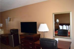 TV a/nebo společenská místnost v ubytování OYO Hotel Richburg SC I-77