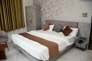 Postel nebo postele na pokoji v ubytování Hotel Morvi Nandan