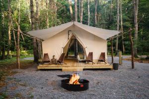 Fotografie z fotogalerie ubytování Rustic, Pet Friendly Safari Tent nestled in the Adirondacks with Outdoor Pool, Perfect for a Group Trip v destinaci Corinth