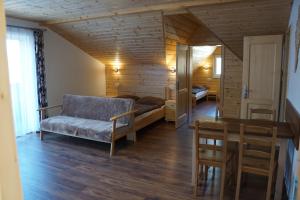 a living room with a couch and a table at Rekreačna usadlosť Pieninka in Lesnica
