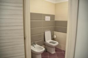 Un baño pequeño con inodoro y lavabo. en Appartamento Siderno sul mare bilocale, en Siderno Marina 6 fotos más