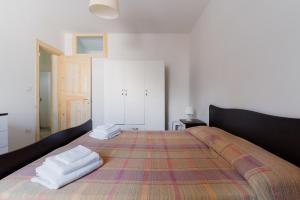 een slaapkamer met een groot bed met handdoeken erop bij Villa Mery Villaggio Chiusurelle in Torre Lapillo +47 foto's