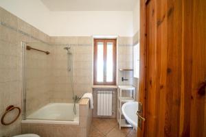 Bilik mandi di Villa Nina - oasi di pace tra natura e mare in Puglia +31 gambar
