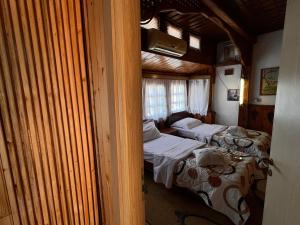 Φωτογραφία από το άλμπουμ του Rooms Merlika -Inside the Castle- σε Κρούγια