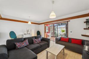 a living room with a couch and a table at Bayside Casa Canto Refugio ideal en Costa Teguise in Costa Teguise