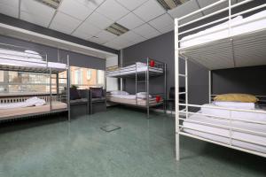 Letto o letti in una camera di Hostel B47