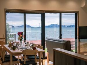 鸣门市OceanVilla Naruto的一间享有海景的带桌子的用餐室