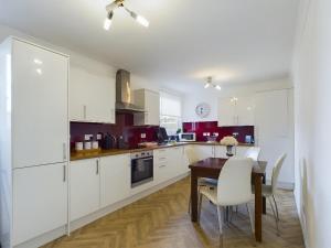 Kuchyň nebo kuchyňský kout v ubytování North Bridge Apartment