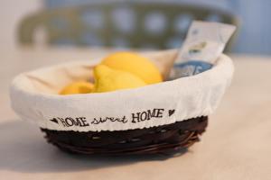 a basket of fruit sitting on a table at "Emozione del lago" appartamento con balcone a due passi dal lago in Laglio