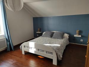 ThéniouxにあるAuthentique maison éclusièreの青い壁のベッドルーム1室