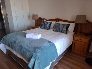 Postel nebo postele na pokoji v ubytování Quaterdeck 1 Port St Francisbay