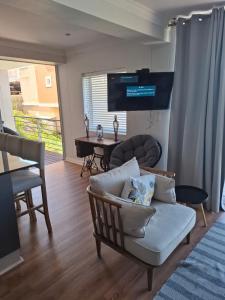TV a/nebo společenská místnost v ubytování Quaterdeck 1 Port St Francisbay