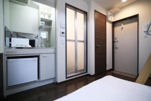 Η κουζίνα ή μικρή κουζίνα στο Close to Station, Quiet Area, Central Shinjuku, Room 203