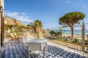 パレルモにあるVilla Hercules Pool & Beachのパティオ(テーブル、椅子付)、
