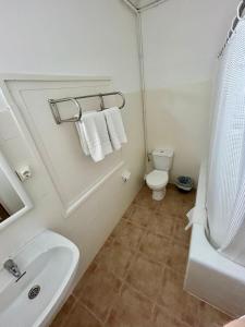 Koupelna v ubytování Hostal Estació + 17 fotografií