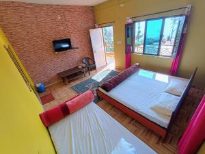 an overhead view of a bedroom with a bed at Apna Ghar Hotel And Resort in Chaukori
