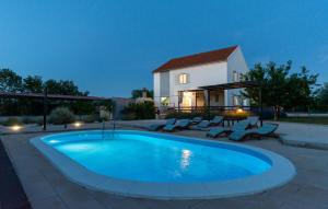 Bazén v ubytovaní Pet Friendly Home In Pridraga With Wifi alebo v jeho blízkosti