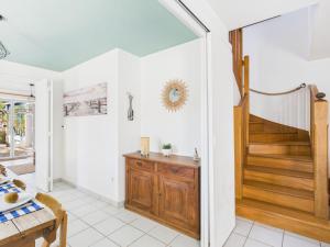 Zimmer mit einer Treppe und einem Tisch in der Unterkunft -Fisher- Maison lovee au port de Kerdruc in Névez + 50 Fotos