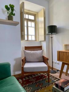 salon z krzesłem i poduszką w obiekcie Town House in Historic Silves w mieście Silves