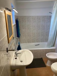 łazienka z umywalką, toaletą i wanną w obiekcie Town House in Historic Silves w mieście Silves +10 zdjęć