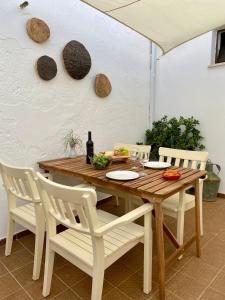 drewniany stół z krzesłami i butelkę wina w obiekcie Town House in Historic Silves w mieście Silves