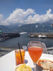 - une table avec une boisson et une assiette de nourriture dans l'établissement Casa Sally - Lago e montagna, à Cresciasca