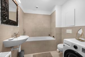 ein Badezimmer mit Waschbecken, Badewanne und Toilette in der Unterkunft Brand New, Cozy Free parking apartment in Bratislava + 9 Fotos
