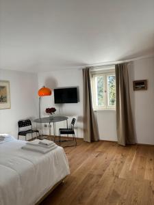 a bedroom with a bed and a table with chairs at Cascina del Riccio-Agriturismo Casa Raffaele in Ghizzano