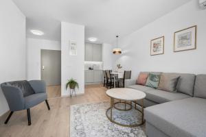 ein Wohnzimmer mit Sofa und Tisch in der Unterkunft Brand New, Cozy Free parking apartment in Bratislava