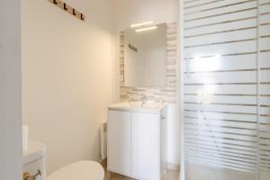a white bathroom with a toilet and a sink at TERRASSE DU MAINE - Centre ville - Wifi in Saint-Nazaire