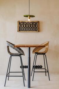 a dining table and two chairs in a room at Pure Bungalow in Carvalhal