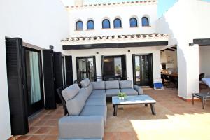 un salon avec un canapé et une table dans l'établissement Villa del Alemán by Rental Olé, à Lo Mendigo