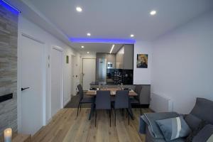 Televisyen dan/atau pusat hiburan di Apartamento Moderno a 5 min del Funicamp, 1-2