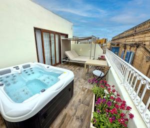 una vasca idromassaggio sul balcone di un edificio di Il Bekka Suites a Rabat