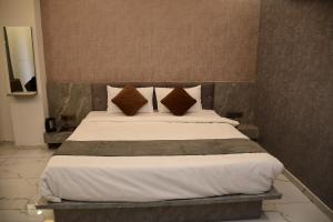 Postel nebo postele na pokoji v ubytování Hotel Morvi Nandan