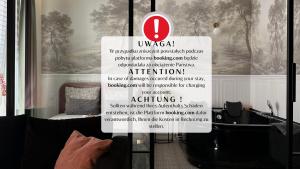 un cartello su una porta di vetro in una stanza di Jacuzzi Apartamenty Gdańsk #2 - RELAX Apartments a Danzica Altre 58 foto