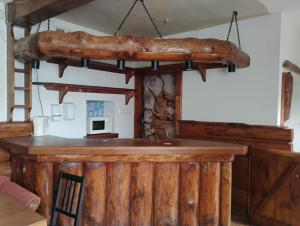 a log hanging over a bar in a room at Endurance in Krośnica