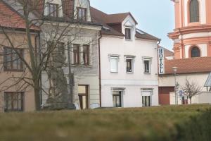 Budova, kde se hotel nachází + 4 fotografie