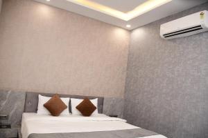Postel nebo postele na pokoji v ubytování Hotel Morvi Nandan