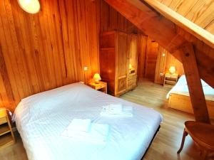 a bedroom with a bed with two towels on it at Les oulles 13 in La Chapelle-en-Valgodemard