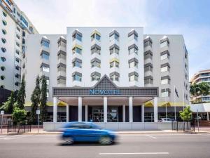 une voiture devant un hôtel dans l'établissement Novotel Darwin CBD, à Darwin