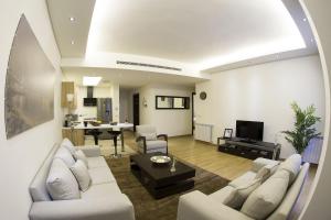 uma sala de estar com um sofá branco e uma mesa em Kantari Suites em Beirute