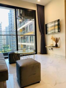 Long Bìnhにある2BR-2WC balcony pool view - Vinhomes Grand Parkのテーブルと大きな窓のあるリビングルーム