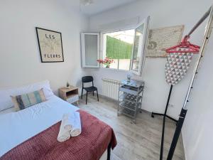 a bedroom with a bed and a desk and a ladder at Las Terrazas de Manzanera con zona exterior by apartamentos Logrono in Logroño