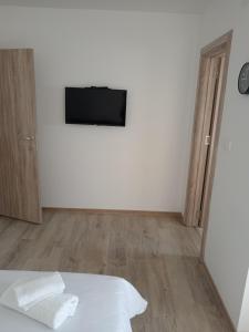 Televiisor ja/või meelelahutuskeskus majutusasutuses Apartmani Hilston