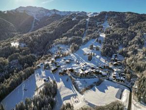 z powietrza widok na ośrodek narciarski na śniegu w obiekcie Charmant 2 Pièces Rénové 6 Pers, Balcon, Proche Pistes et Commerces - Morillon 1100 - FR-1-412-82 w mieście Morillon
