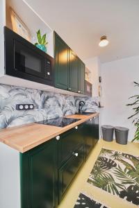 Kuchyň nebo kuchyňský kout v ubytování Hostel Prazacka + 37 fotografií
