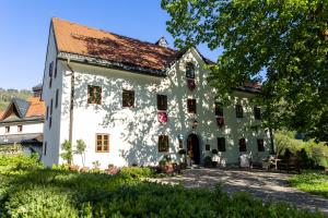 Spodnja IdrijaにあるKendov Dvorecの赤い屋根の大きな白い建物