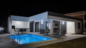 巴尔Poolside Idyll的晚上有游泳池的房子