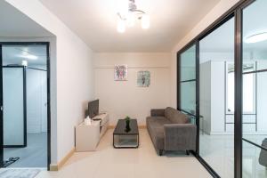 Khu vực ghế ngồi tại Mountain View with Swimming Pool Condo Near Nimman